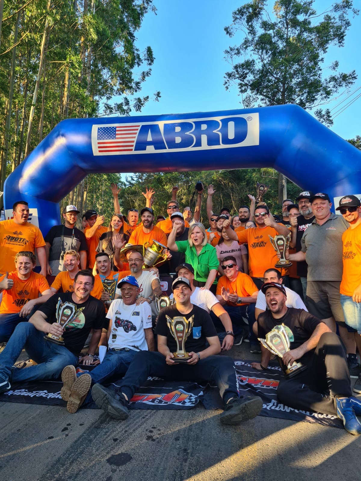 A turma do IAC com os troféus